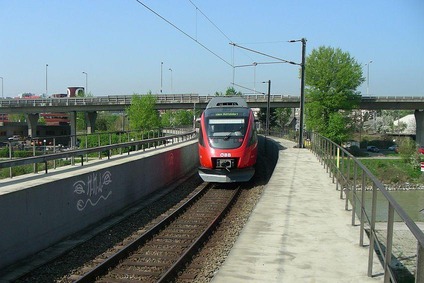 Zug fährt in den Bahnhof ein
