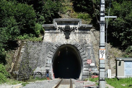 Photo Bosruck Tunnel<br/>Text insert: The portal is the Styrian south portal, the view outside is the northern portal in Upper Austria.