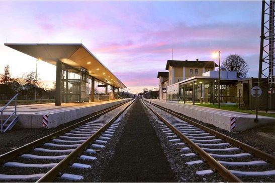 Bahnhof Bleiburg Gleise beim Sonnenuntergang