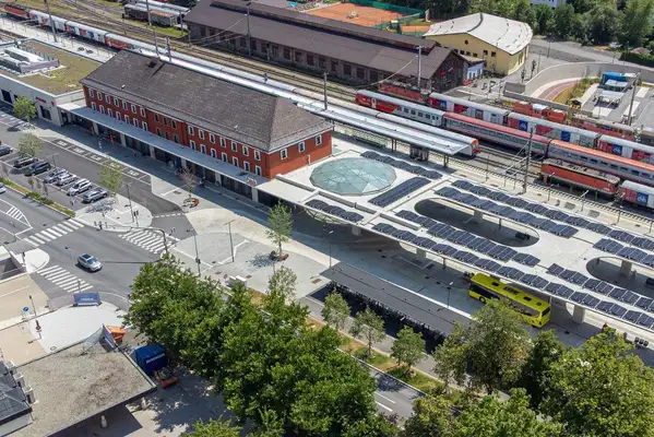 Foto Bahnhof Lienz<br/>Textinsert: Vorplatz mit Busbahnhof
