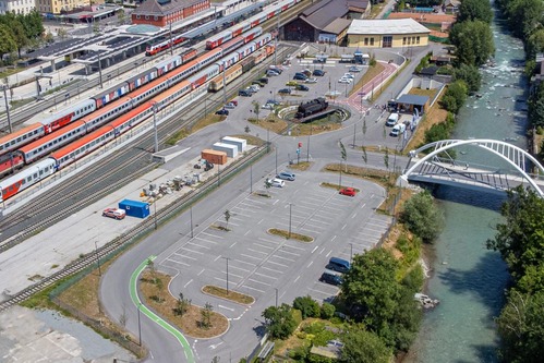 Textinsert: Foto Süden Bahnhof Lienz mit neuer Draubrücke und Park&Ride-Anlage