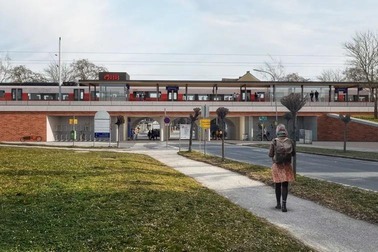 Bild Visualisierung Bad Sauerbrunn<br/>Textinsert: Bahnsteig mit Zug und Frau im Vordergrund