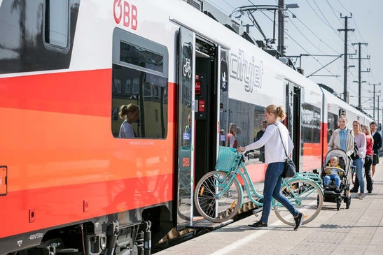 Cityjet am Bahnsteig