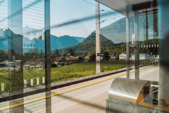 Photo Traunkirchen train station<br/>Text insert: View through the waiting room at Traunkirchen train station