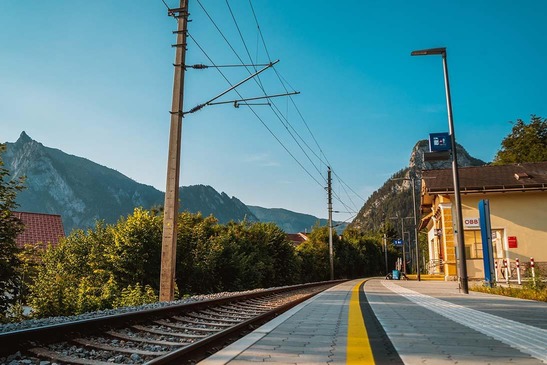Text insert: Photo of Traunkirchen train platform