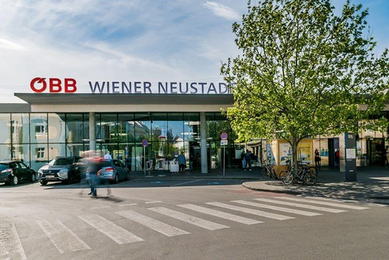 Textinsert: Foto Hauptzugang des Bahnhof Wr. Neustadt Hbf