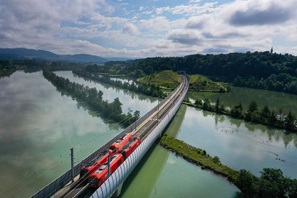 Textinsert: Foto Brückenbelastungstest Draubruecke