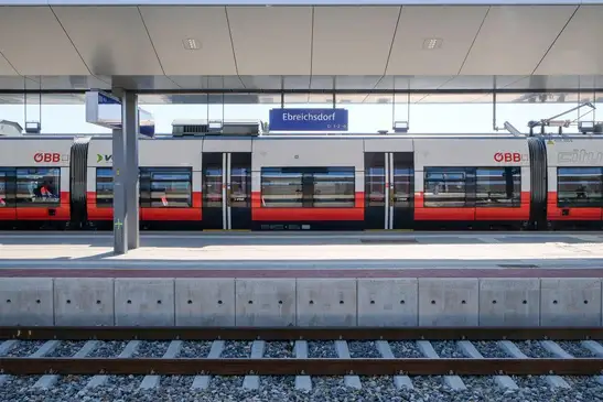Bild: Bahnhof Ebreichsdorf<br/>Textinsert: Foto mit Bahnsteig und Zug