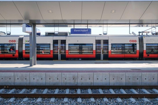 Bild: Bahnhof Ebreichsdorf<br/>Textinsert: Foto mit Bahnsteig und Zug