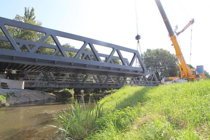 Pushing the Mödlingbach bridge into position