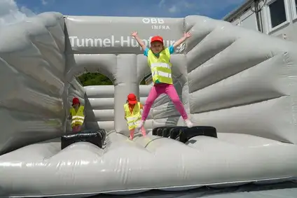 Textinsert: Foto Kinder in einer Hüpfburg