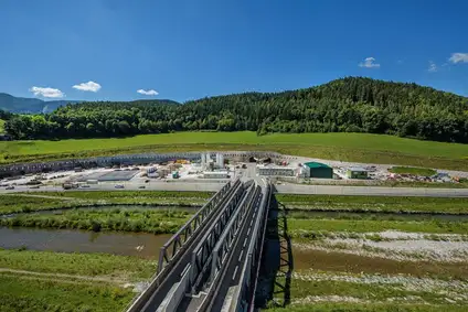 View of the portal and the bridge in Gloggnitz.