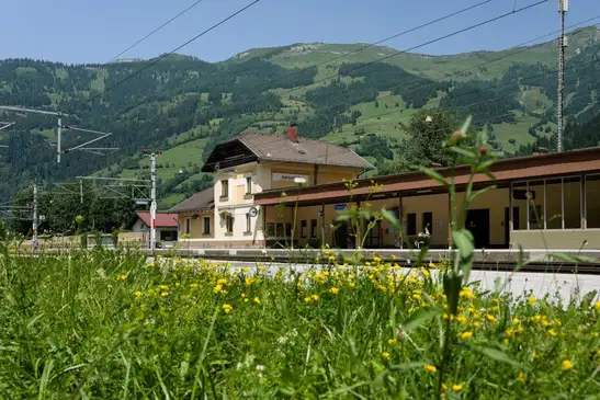 Photo: Dorfgastein train station<br/>Text insert: Train station with platform