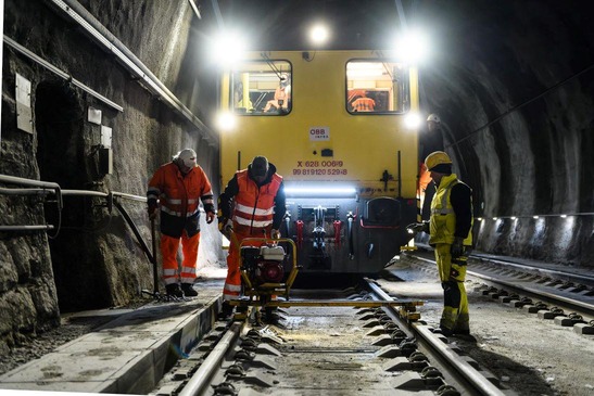 Personen arbeiten im Tunnel