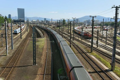 Textinsert: Foto Blick von der Linzer Westseite auf Gleisanlagen Richtung Osten