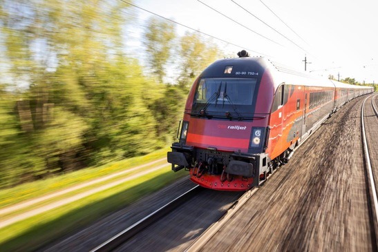Zug auf Weststrecke zwischen Pöchlarn und Amstetten