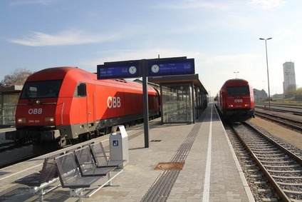 Textinsert: Foto Blick auf zwei Züge am Bahnsteig Bahnhof Marchegg