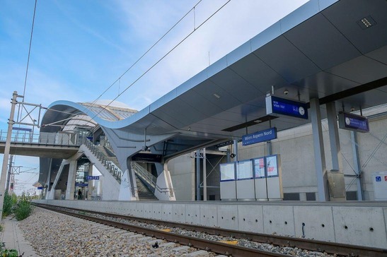 Text insert: Photo Vienna Aspern train station platforms