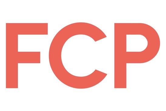 Logo FCP<br/>Textinsert: weißer Hintergrund, rot FCP
