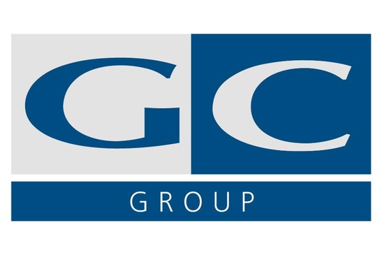 Logo GC Group<br/>Textinsert: weißer Hintergrund, graues Kästchen mit blau G, blaues Kästchen grau C, darunter blauer Balken mit grau GROUP