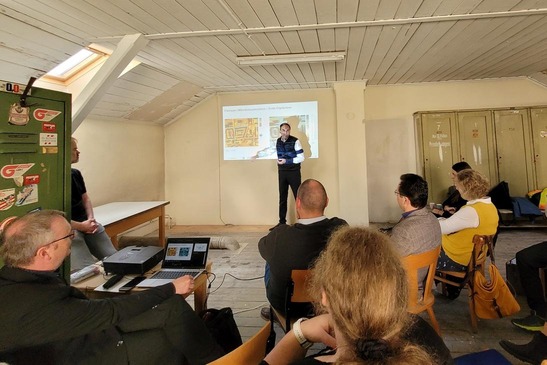 Textinsert: Foto Vorstellung des Gesamtkonzepts der Bauvereinshäuser im provisorischen Stadtlabor.