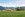 Zug und bergkette im Hintergrund