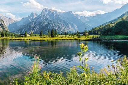 Text insert: Photo of mountains and lakes in Grünau im Almtal, view of Großer Priel in the Salzkammergut.