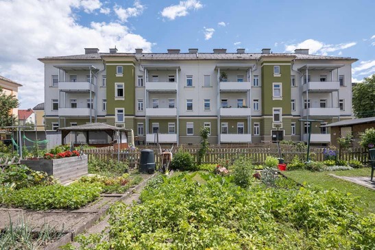 Außenansicht mit Garten