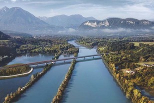 Foto Blick auf die Draubrücke<br/>Textinsert: Blick auf die Draubrücke, mit grüner Landschaft und Berge im Hintergrund