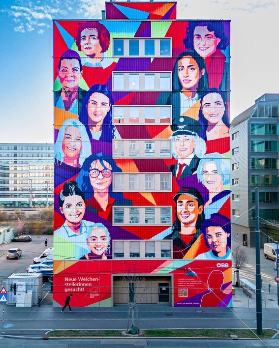 Wandbild Weichenstellerin gesucht<br/>Textinsert: Gebäude mit Wandbild "Weichenstellerin gesucht"