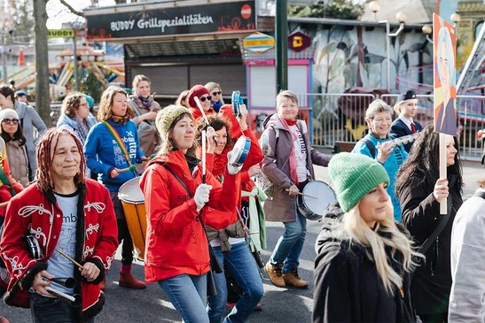 Foto Weltfrauentag<br/>Textinsert: Trommlerinnen beim Powerwalk am Weltfrauentag