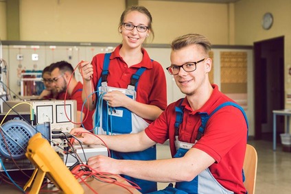 Lehrlinge in einer Werkstatt