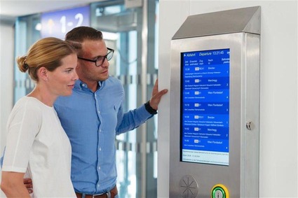 Frau und Mann schauen sich ie digitale Kundeninformation an