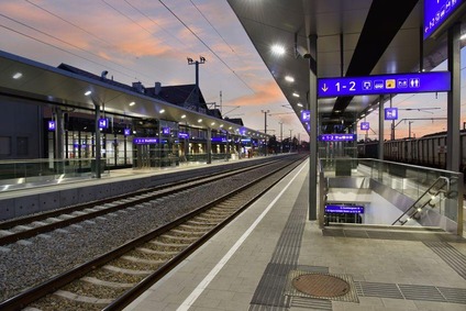 Bahnsteig mit Zug in der Nacht