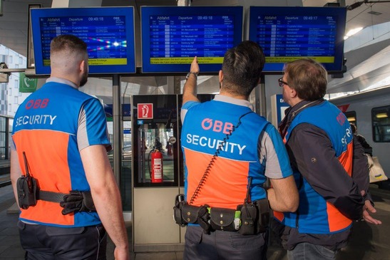 ÖBB Securties sind zeigen auf die Monitore