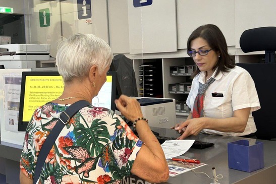 Kundin beim Infopoint Mitarbeiter:in