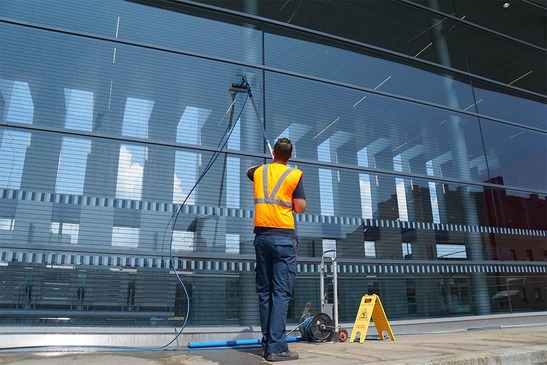 Mungos Mitarbeiter reinigt Fassade