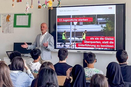 ÖBB Mitarbeiter referiert zum Thema Sicherheit an einer Schule