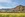 Zug fährt durch Landschaft