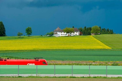 Zug hinter Lärmschutzwand