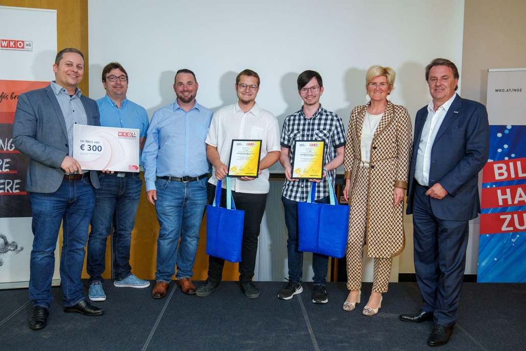 Gruppenfoto beim Hackathon mit Lehrlinge