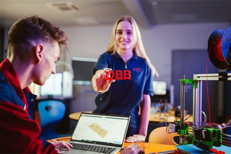 Apprentice at the laptop for the presetting of the 3D print