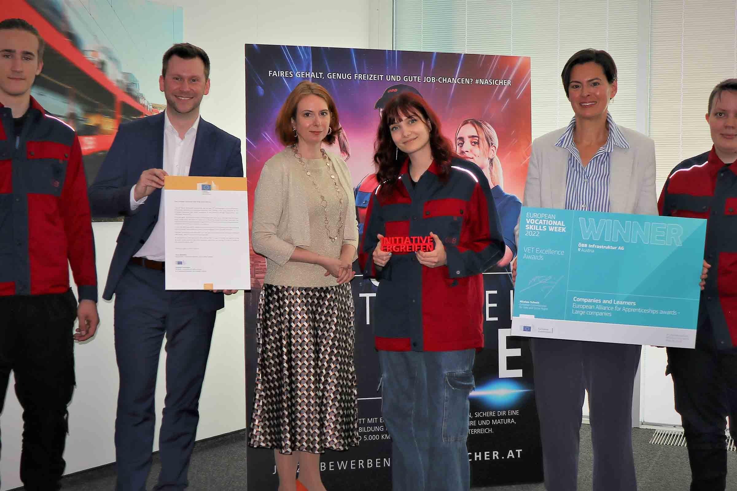 So sehen Sieger aus – Lehrlinge der Lehrwerkstätte Wien freuen sich gemeinsam mit Silvia Angelo, Vorständin, ÖBB-Infrastruktur AG (5. von links), Ursula Bazant, Geschäftsbereichleiterin Aus- und Weiterbildung in der ÖBB-Infrastruktur AG (3. von links) und Stephan Baufeld, Leiter Bildungsmanagement Lehrlinge im Geschäftsbereich Aus- und Weiterbildung (2. von links).