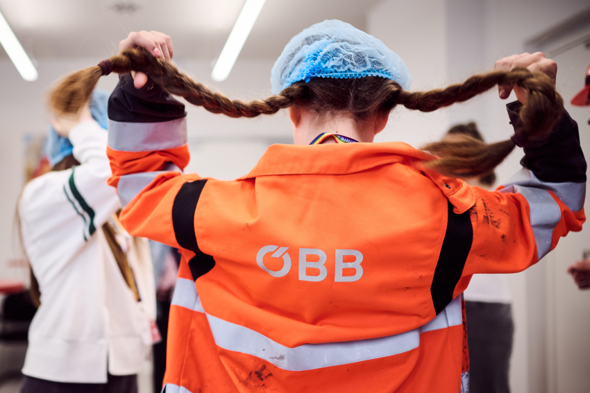 Mädchen in der Lehrwerkstätte
