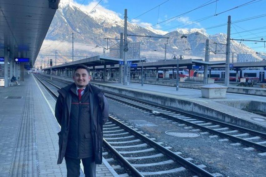 Lehrling Bahnreise und Mobilitätsservice steht am Bahsteig