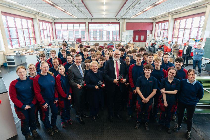 Pressekonferenz zum Lehrlingspaket. Lehrlinge mit dem ÖBB CEO und BM Hanke