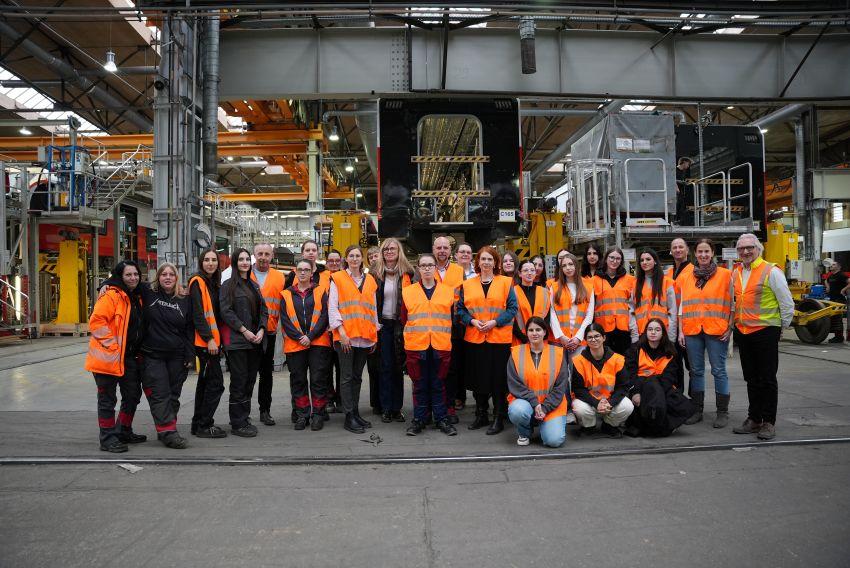 Lehrlinge in der Werkstatthalle Jedlersdrof