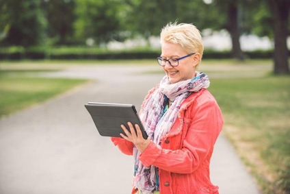 Frau mit Tablet im Park