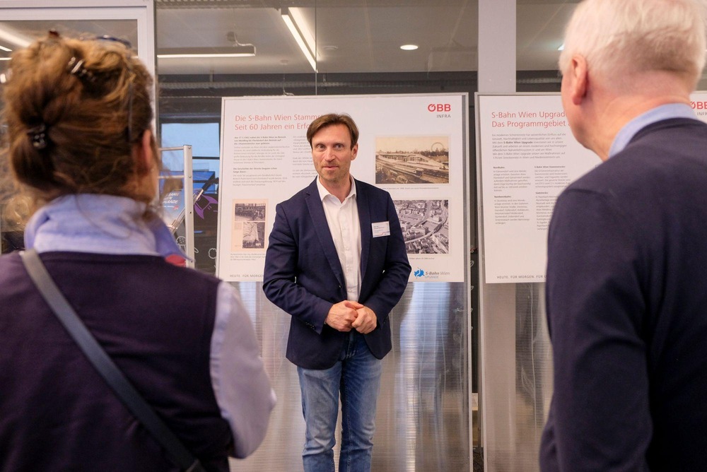 Projektleiter Thomas Schöfmann erklärt im Rahmen einer Infoveranstaltung die Modernisierungsmaßnahmen der S-Bahn Wien Stammstrecke.