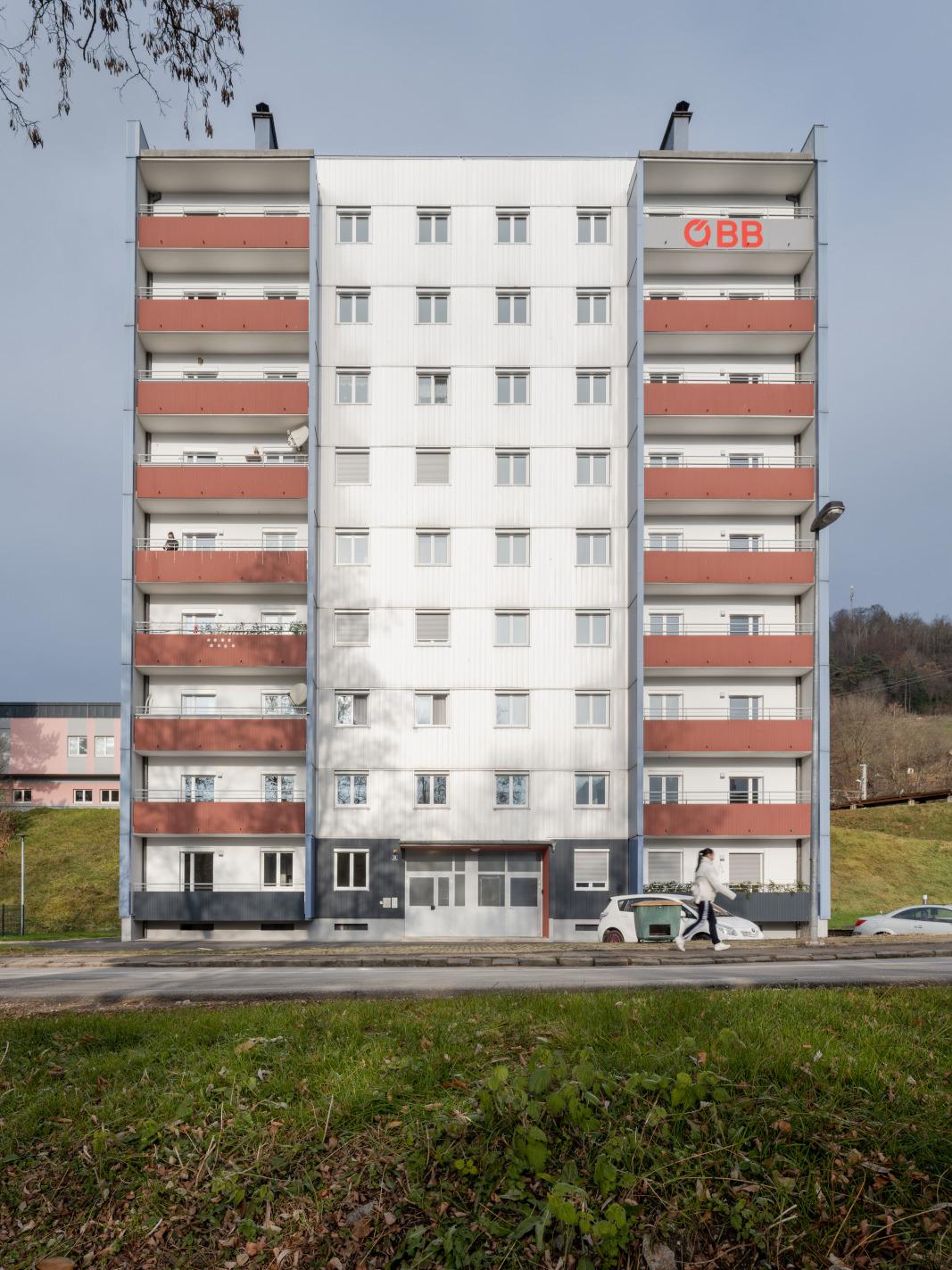 Wohnhaus Pischkerstraße , straßenseitige Außenansicht mit Loggien